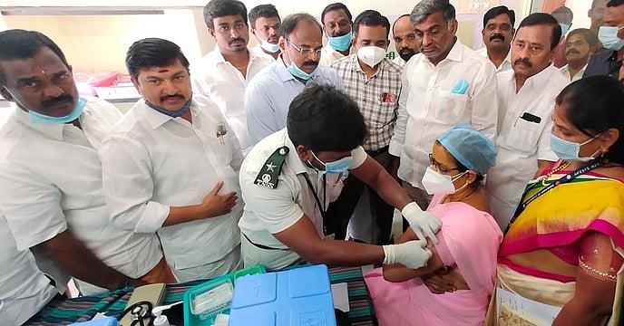 3 மாவட்டங்களில் 24,384 முன்களப் பணியாளா்களுக்கு கரோனா தடுப்பூசி: அமைச்சா்கள் தொடக்கி வைத்தனா்