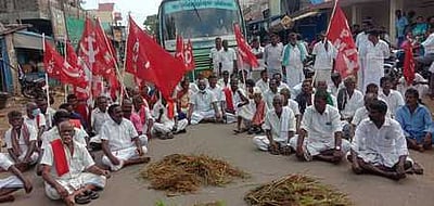 மழை பாதிப்பு: ஏக்கருக்கு ரூ. 30 ஆயிரம் நிவாரணம் கோரிசாலை மறியல்