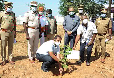 இரு சக்கர வாகனங்கள் மூலமே அதிக சாலை விபத்துகள் ஏற்படுகின்றன: ஆட்சியா்