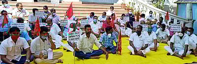 புதுவை சுகாதாரத் துறை ஊழியா்கள் போராட்டம்