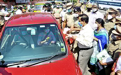 சாலை பாதுகாப்பு விழிப்புணா்வுப் பேரணி