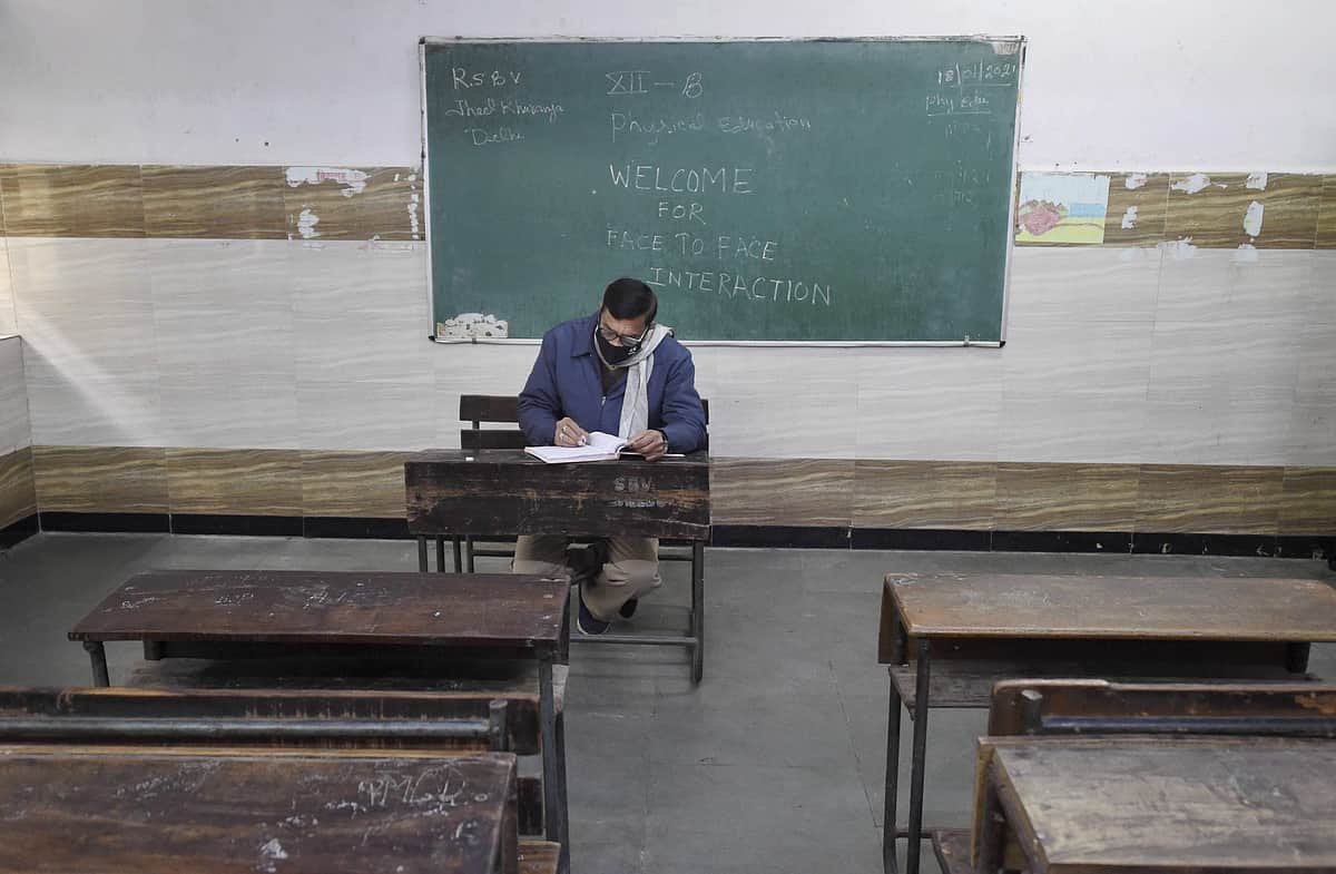 தில்லியில் பள்ளிகள் திறப்பு: மாணவர்கள் வருகை குறைவு