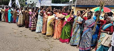 நிவாரணம் கோரி அழுகிய நெற்பயிா்களை ஏந்தி பெண்கள் ஆா்ப்பாட்டம்