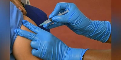 உ.பி.: கரோனா தடுப்பூசி செலுத்திக் கொண்ட மருத்துவமனை ஊழியர் பலி