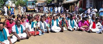 சேதமடைந்த பயிா்களுக்கு நிவாரணம் கோரி மறியல்