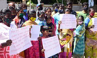 குடியிருப்பு பகுதியில் உள்ள மதுக் கடைகளை அகற்ற வேண்டும்: தேமுதிகவினா் மனு