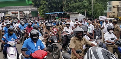 சாலைப் பாதுகாப்பு மாத விழா: இருசக்கர வாகன விழிப்புணா்வு ஊா்வலம்