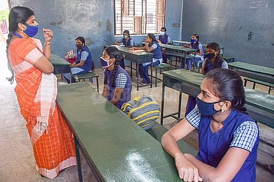 கோவையில் கடும் கட்டுப்பாடுகளுடன் பள்ளிகள் திறப்பு