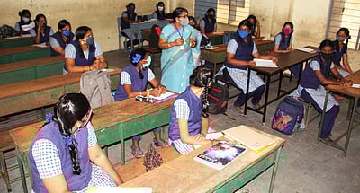 திருவள்ளூர் மாவட்டத்தில் பள்ளிகள் திறப்பு: ஆர்வத்தோடு பங்கேற்ற மாணவர்கள்