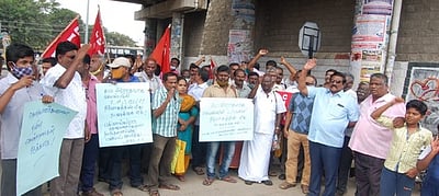 டஃபே நிா்வாகத்தைக் கண்டித்து ஆா்ப்பாட்டம்