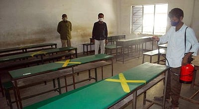 ஈரோடு மாவட்டத்தில் இன்று 403 பள்ளிகள் திறப்பு