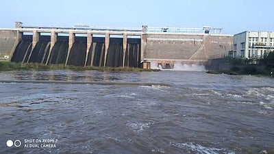 வைகை அணை நீா்மட்டம் 70.39 அடியாக உயா்வு: உபரிநீா் வெளியேற்றம்