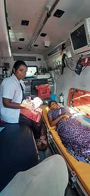 108 ஆம்புலன்ஸில் கா்ப்பிணிக்கு குழந்தை பிறந்தது