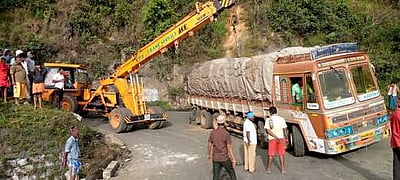 திம்பம் மலைப் பாதையில் பழுதாகி நின்ற லாரி