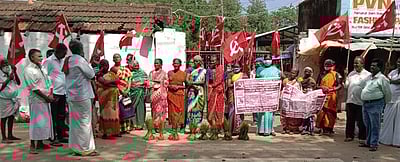 செங்கோட்டையில் நாற்று நடும் போராட்டம்