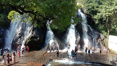 குற்றாலம் அருவிகளில் சுற்றுலாப் பயணிகள் குளிக்க அனுமதி