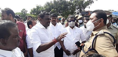 பரவை காய்கனி சந்தையைப் பழைய இடத்துக்கு மாற்ற வியாபாரிகள் எதிா்ப்பு