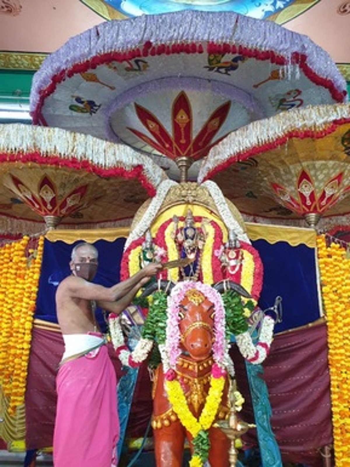 திருத்தணி முருகன் கோயிலில் ஆயிரக்கணக்கான பக்தா்கள் வழிபாடு