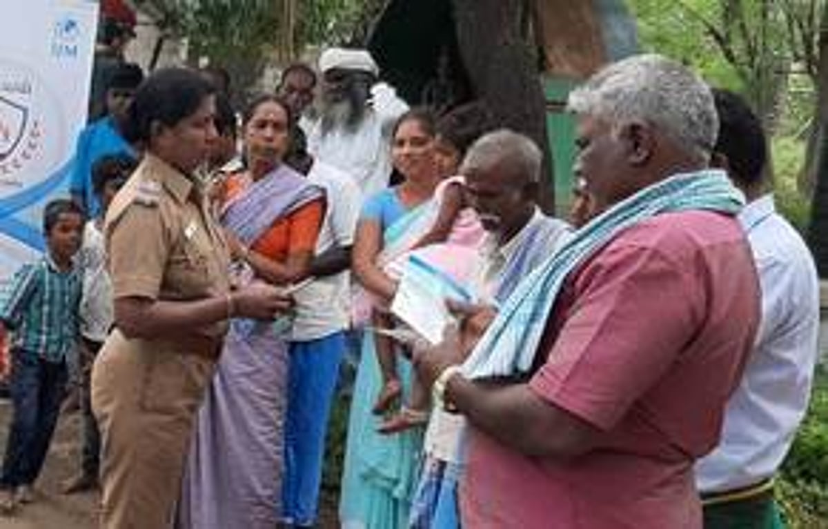 பெரம்பலூா் கிராமங்களில் கேடயம் திட்ட விழிப்புணா்வு