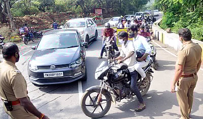 தொடர் மழை! ஏற்காடு மலை அடிவாரத்திலேயே திருப்பி அனுப்பப்படும் வாகனங்கள்!