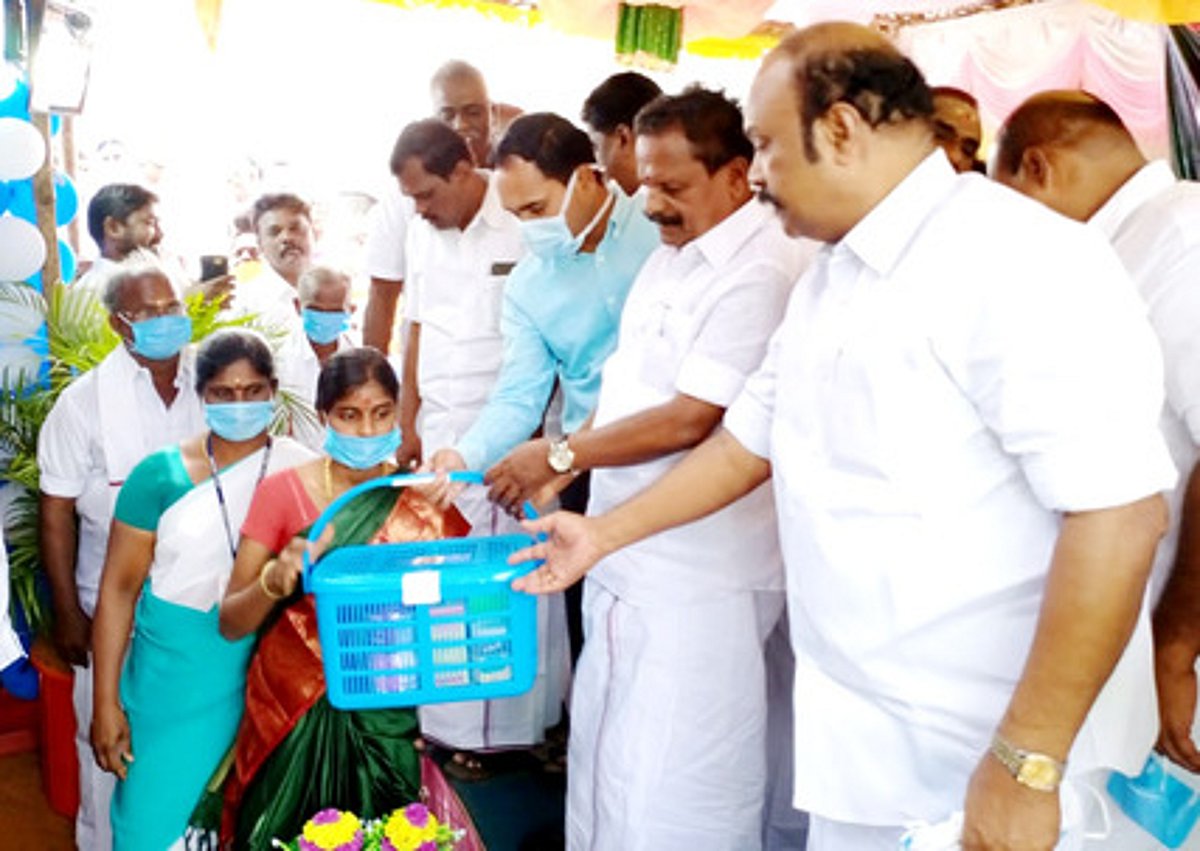 திருப்பத்தூா் தொகுதியில் ‘அம்மா சிறு மருத்துவமனை’ திறப்பு விழாவில் அதிமுக, திமுகவினரிடையே மோதல்