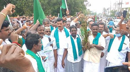 நிவாரணம் கோரி அழுகிய நெற்பயிா்களுடன் விவசாயிகள் ஒப்பாரி போராட்டம்