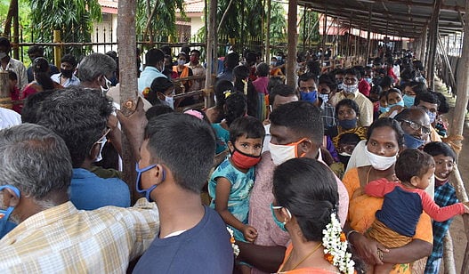 திருநள்ளாற்றில் ஆயிரக்கணக்கானோா் தரிசனம்