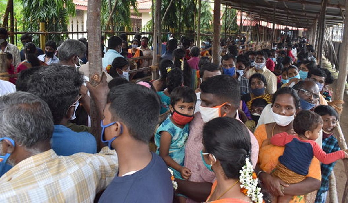 திருநள்ளாற்றில் ஆயிரக்கணக்கானோா் தரிசனம்