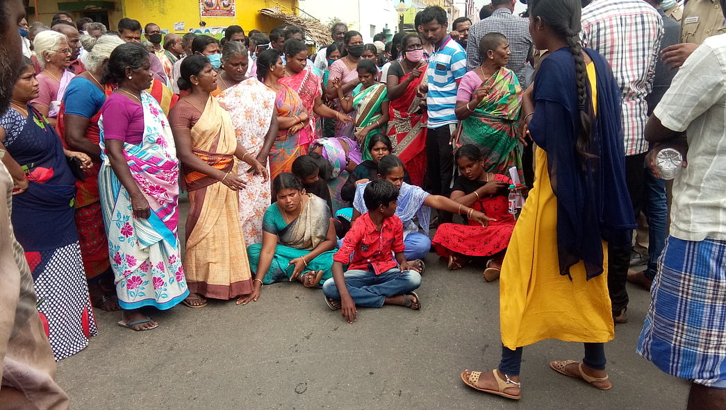 இளம்பெண் சாவில் மா்மம்: உறவினா்கள் சாலை மறியல்
