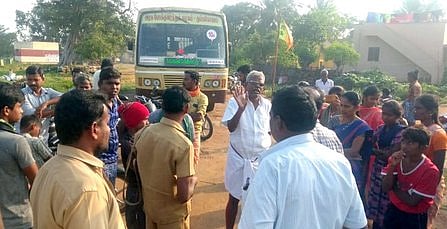அரசுப் பேருந்தை சிறைபிடித்து போராட்டம்