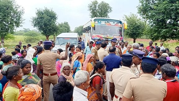 வையம்பட்டி அருகே தொழிலாளா்கள் மறியல்