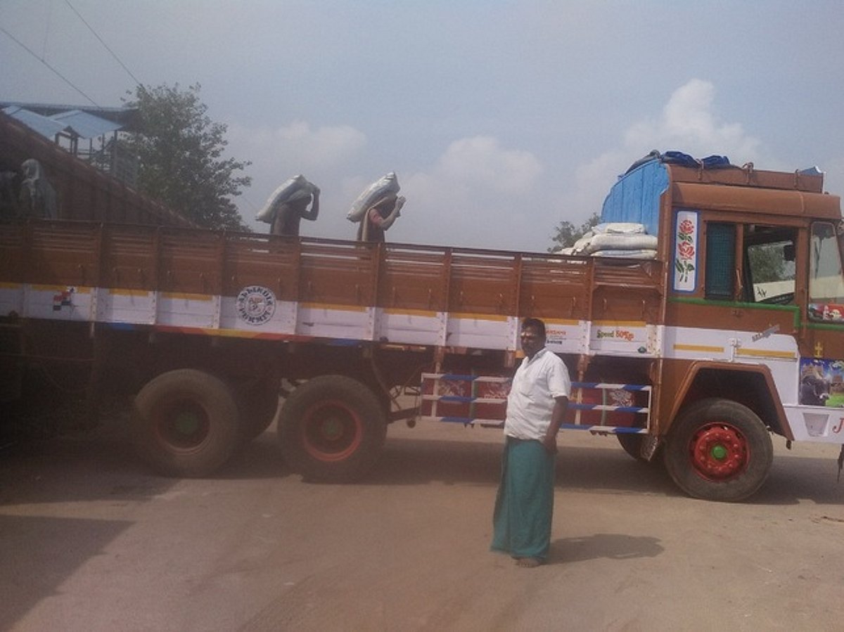 நீடாமங்கலத்திலிருந்து சிமென்ட் மூட்டைகள் அனுப்பிவைப்பு
