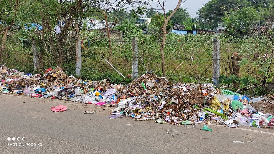 குப்பை சேகரிக்கும் பேட்டரி வாகனம் பழுது: தேங்கியது குப்பை