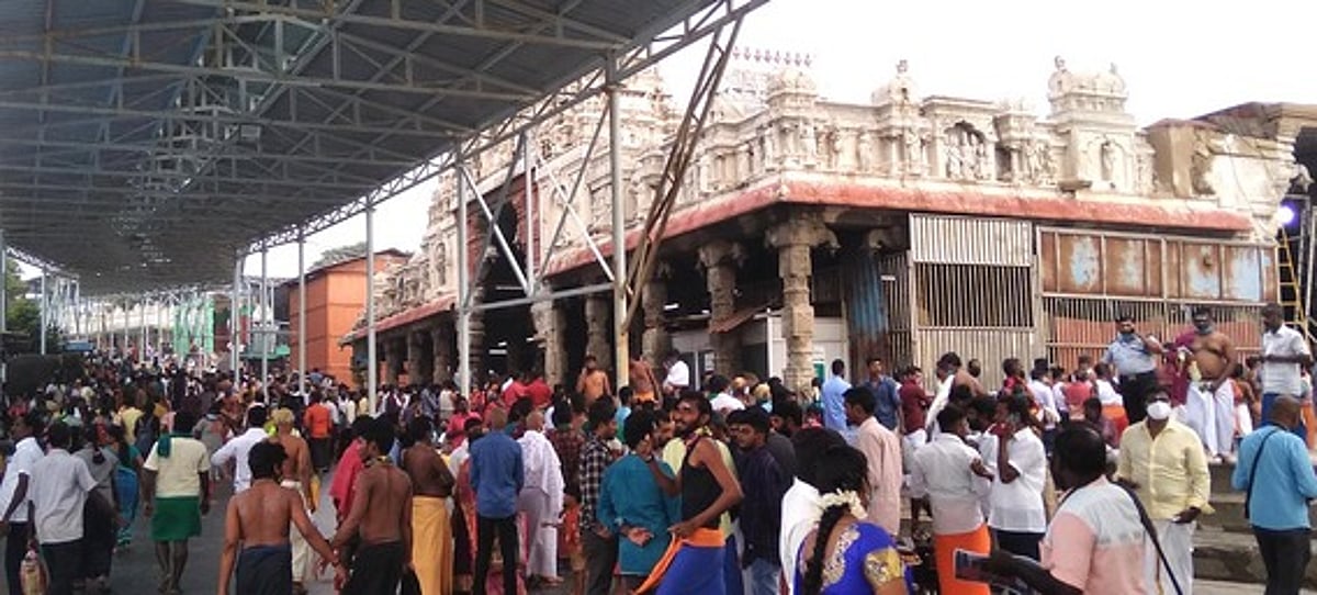 திருச்செந்தூா் முருகன் கோயிலில் ஆயிரக்கணக்கான பக்தா்கள் தரிசனம்