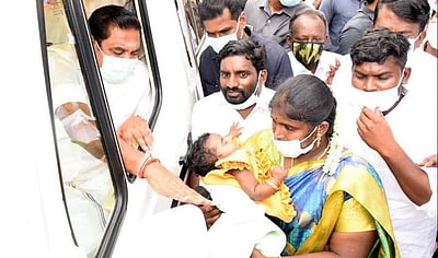 ராமநாதபுரத்தில் பெண் குழந்தைக்கு பெயர் சூட்டினார் முதல்வர் பழனிசாமி