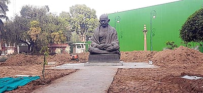 நாடாளுமன்ற வளாகத்திலுள்ள காந்தி சிலை இடமாற்றம்