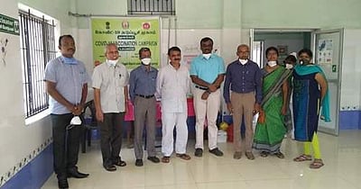 கரோனா தடுப்பூசி அச்சம் போக்க பவானியில் தடுப்பூசி போட்டுக் கொண்ட மருத்துவர்கள்! 