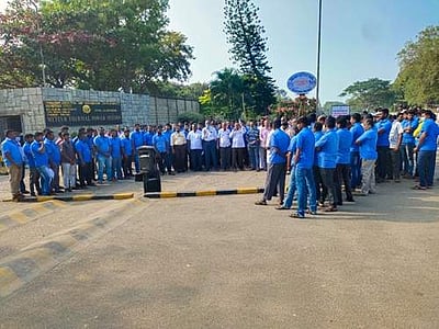 மேட்டூர் அனல் மின்நிலைய ஒப்பந்த பணியாளர்கள் கண்டன ஆர்பாட்டம்