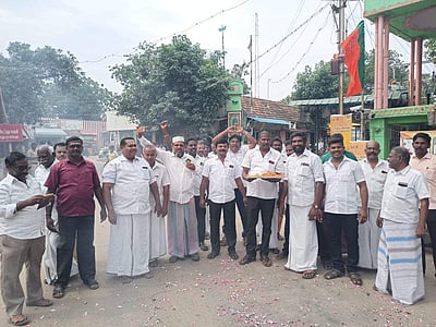 சசிகலா விடுதலை அறிவிப்பு: சாத்தான்குளத்தில் அமமுக பட்டாசு வெடித்துக் கொண்டாட்டம்