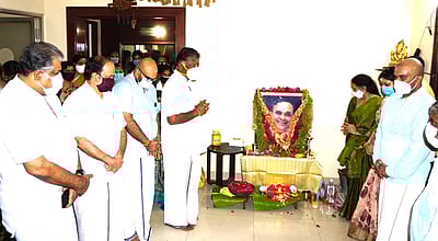 ஞானதேசிகன் உருவப்படத்துக்கு மரியாதை செலுத்தினார் ஓ. பன்னீர்செல்வம் 