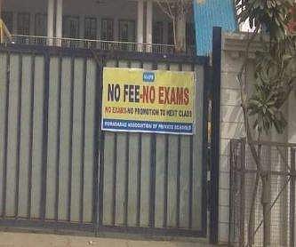 கட்டணம் செலுத்தாவிட்டால் தேர்வில் அனுமதியில்லை: உ.பி. பள்ளி சுவரொட்டியால் கவலை