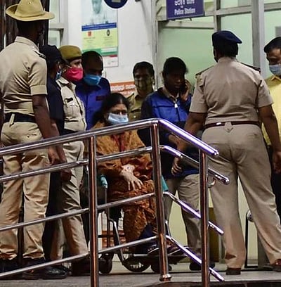 தீவிர சிகிச்சை பிரிவில் சசிகலா: சோதனையில் கரோனா பாதிப்பில்லை என்பது உறுதி