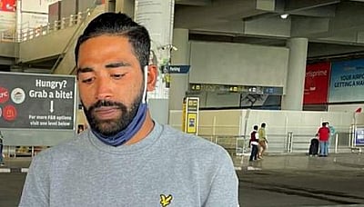 ஆஸ்திரேலியாவில் இருந்து ஊர் திரும்பியதும் தந்தைக்கு அஞ்சலி செலுத்திய சிராஜ்