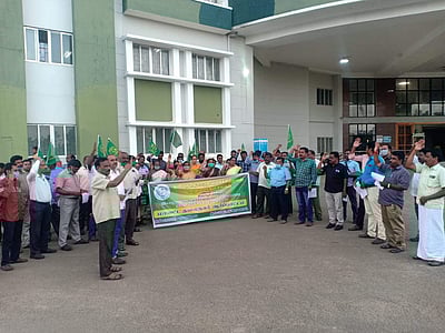 திருப்பூரில் ஊரக வளர்ச்சித்துறை அலுவலர்கள் ஆர்ப்பாட்டம்