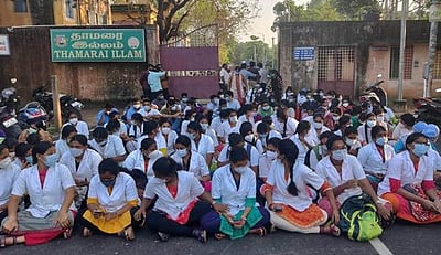 சிதம்பரம் மருத்துவக்கல்லூரி மாணவர்கள் விடுதி முன்பு தொடர் தர்னா போராட்டம்
