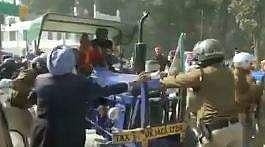 வேளாண் சட்ட எதிர்ப்பு: விவசாயிகள் - காவலர்களிடையே மோதல்