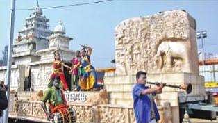 குடியரசு தின விழாவில் மாமல்லபுரம் சிற்பக்கலையை தத்ரூபமாக காட்டும் தமிழக அலங்கார ஊா்தி