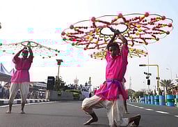 பாப்பாரப்பட்டியில் நாட்டுப்புற கலைஞா்களின் கலை பேரணி