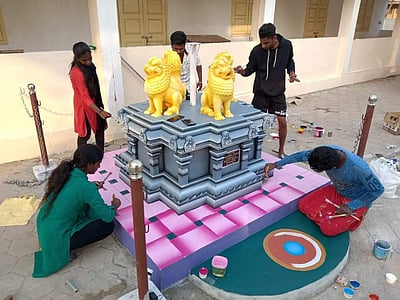 குடியரசு தினம்: மாமல்லபுரம் சிற்பக்கலை கல்லூரியில் 4 சுதை சிற்ப சிங்கத்துடன் பீடம்