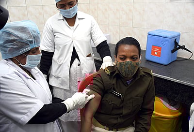 தில்லி: சிறைத்துறை மருத்துவ ஊழியர்களுக்கு கரோனா தடுப்பூசி